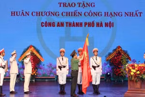 Công an thành phố vinh dự đón nhận Huân chương Chiến công hạng Nhất.