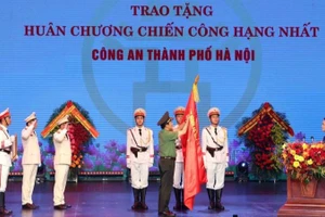 Công an thành phố vinh dự đón nhận Huân chương Chiến công hạng Nhất.