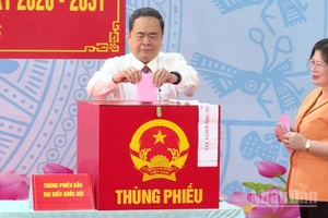 Ủy viên Bộ Chính trị, Chủ tịch Quốc hội, Chủ tịch Hội đồng Bầu cử quốc gia Trần Thanh Mẫn đã bỏ lá phiếu đầu tiên bầu đại biểu Quốc hội khóa XVI và đại biểu Hội đồng nhân dân các cấp nhiệm kỳ 2026-2031.