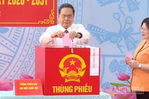 Ủy viên Bộ Chính trị, Chủ tịch Quốc hội, Chủ tịch Hội đồng Bầu cử quốc gia Trần Thanh Mẫn đã bỏ lá phiếu đầu tiên bầu đại biểu Quốc hội khóa XVI và đại biểu Hội đồng nhân dân các cấp nhiệm kỳ 2026-2031.