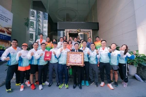 Cán bộ, giảng viên trường Cao đẳng FPT Polytechnic được Tổ chức Kỷ lục Việt Nam vinh danh “Trường cao đẳng có cán bộ giảng viên, sinh viên tham gia cự ly marathon 42km trong cùng một giải chạy nhiều nhất Việt Nam".