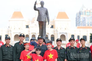 Người dân Thành phố Hồ Chí Minh cùng các lực lượng công an tự hào tham dự sự kiện.
