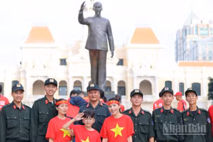 Người dân Thành phố Hồ Chí Minh cùng các lực lượng công an tự hào tham dự sự kiện.