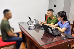 Cơ quan công an lấy lời khai các đối tượng lừa đảo trong vụ tiền ảo Heliwin. Nguồn: Lực lượng công an