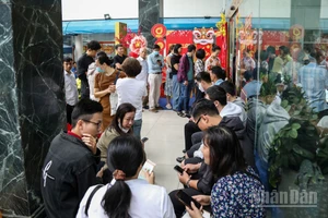 Người dân Thành phố Hồ Chí Minh dậy sớm để mua vàng cầu may. 