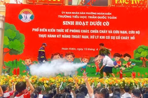 Hướng dẫn kỹ năng chữa cháy, thoát nạn thoát hiểm cho học sinh Trường tiểu học Trần Quốc Toản.