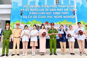 Tiết học an toàn giao thông vào đầu tuần tại Trường trung học phổ thông Nguyễn Gia Thiều.