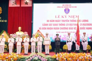 Trung tướng Nguyễn Thanh Tùng trao Huân chương Bảo vệ Tổ quốc hạng Nhì cho Phòng Cảnh sát giao thông Hà Nội.