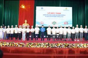 Phó Chủ tịch Tổng Liên đoàn Lao động Việt Nam Nguyễn Xuân Hùng trao quà tặng công nhân lao động có hoàn cảnh khó khăn tại Lễ mít tinh.
