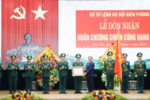 Phó Thủ tướng Bùi Thanh Sơn trao Huân chương Chiến công hạng Nhất tặng Bộ Tư lệnh Bộ đội Biên phòng.