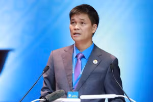 Phó Chủ tịch Tổng Liên đoàn Lao động Việt Nam Ngọ Duy Hiểu trình bày Báo cáo tổng hợp kiến nghị của đoàn viên, người lao động và tổ chức Công đoàn với Đảng, Nhà nước.