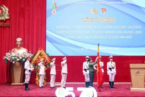 Đại tướng Lương Tam Quang gắn Huân chương Bảo vệ Tổ quốc hạng Nhất tặng thưởng Đoàn TNCS Hồ Chí Minh Bộ Công an.