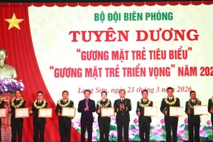 Trung tướng Nguyễn Anh Tuấn và đồng chí Nguyễn Tường Lâm trao phần thưởng cho 10 gương mặt trẻ tiêu biểu Bộ đội Biên phòng năm 2025. 