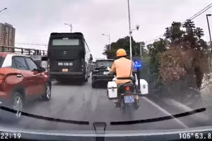 Tổ công tác Đội Cảnh sát giao thông đường bộ số 5 sử dụng xe mô-tô chuyên dụng mở đường, tạo điều kiện cho xe chở nạn nhân đi cấp cứu.