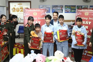 Tặng quà các cháu nhỏ tại Viện Huyết học-Truyền máu Trung ương.