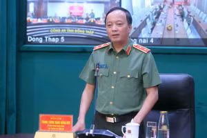 Trung tướng Đặng Hồng Đức chủ trì hội nghị.
