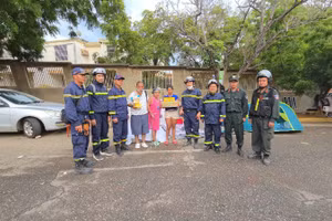 Đoàn Công tác Bộ Công an thăm hỏi, chia sẻ khẩu phần ăn, động viên gia đình nạn nhân. (Ảnh: Bộ Công an)