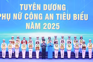 Thượng tướng Lê Quốc Hùng và Chủ tịch Hội Liên hiệp phụ nữ Việt Nam Lê Thị Thủy trao giải thưởng Phụ nữ Công an tiêu biểu năm 2025. (Ảnh: KHỔNG HÀ)