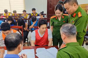 Lực lượng chức năng lấy lời khai các đối tượng liên quan.
