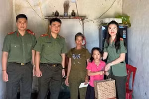 Hội phụ nữ phòng An ninh kinh tế tặng quà cho em Chìu Thị Nguyên trú tại xã Đầm Hà.