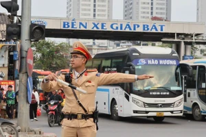 Cảnh sát giao thông Hà Nội làm nhiệm vụ tại bến xe Giáp Bát chiều 13/2. 