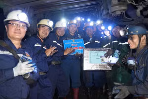 Chủ tịch Công đoàn Than-Khoáng sản Việt Nam Lê Thanh Xuân thăm, tặng quà thợ mỏ trong Tháng Công nhân 2026.