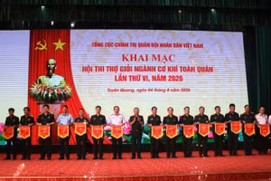 Thượng tướng Lê Quang Minh trao cờ lưu niệm tặng các đơn vị tham gia hội thi. (Ảnh: Kim Anh)