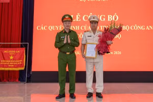 Thượng tướng Nguyễn Ngọc Lâm trao quyết định điều động, bổ nhiệm Thiếu tướng Dương Đức Hải.