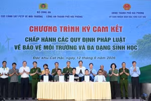 Đại diện hộ kinh doanh ký cam kết “Chung tay bảo vệ nguồn lợi thủy sản, bảo vệ môi trường, bảo vệ đa dạng sinh học và nói không với khai thác tận diệt”.