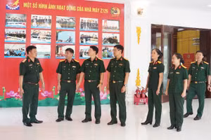 Đoàn Công tác kiểm tra phần việc trang trí khánh tiết tại khu vực diễn ra khai mạc hội thi.
