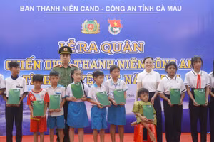 Ban Tổ chức tặng đồ dùng học tập cho học sinh vượt khó địa bàn xã Đá Bạc.