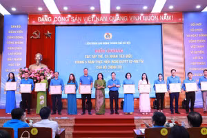 Khen thưởng tập thể cá nhân có thành tích xuất sắc trong thực hiện Nghị quyết số 02-NQ/TW.