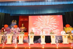 Các đại biểu thực hiện nghi thức khai bút tại Trường Văn hóa Công an nhân dân I tại Thái Nguyên.