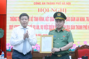 Đồng chí Dương Đức Tuấn, Phó Chủ tịch thường trực Ủy ban nhân dân thành phố Hà Nội trao thư khen của Thủ tướng Chính phủ tới Công an Hà Nội. 