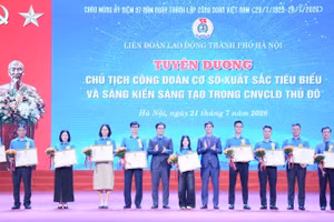 10 gương mặt cán bộ công đoàn xuất sắc tiêu biểu của công đoàn Thủ đô. (Ảnh: CHÁNH HỮU)