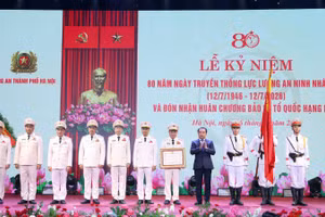 Bí thư thành ủy Hà Nội Trần Đức Thắng trao Huân chương Bảo vệ Tổ quốc hạng nhất tặng Công an Hà Nội.