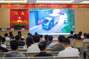 Cảnh sát giao thông Hà Nội trình chiếu video các vụ tai nạn giao thông nghiêm trọng tại lễ khai mạc kỳ thi sát hạch. 