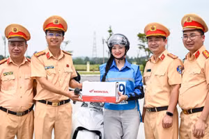 Cục Cảnh sát giao thông trao tặng mũ bảo hiểm đạt chuẩn cho thí sinh xuất sắc tại phần thi sa hình thực tế.
