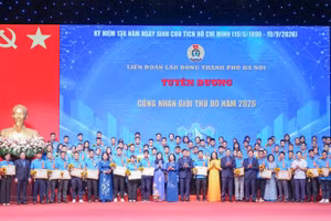 Tuyên dương 100 công nhân giỏi Thủ đô. (Ảnh: HỮU CHÁNH)