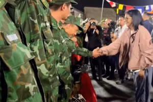 Quyền Tổng thống Venezuela Delcy Eloína Rodríguez Gómez thăm, động viên các huấn luyện viên và chó nghiệp vụ Bộ đội Biên phòng Việt Nam tham gia tìm kiếm, cứu nạn và khắc phục hậu quả động đất tại Venezuela. (Ảnh: Bộ đội Biên phòng)
