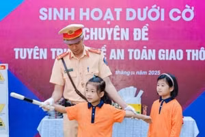 Chuyên đề tuyên truyền an toàn giao thông trong tiết sinh hoạt dưới cờ cho học sinh các cấp. (Ảnh: Cục Cảnh sát giao thông)