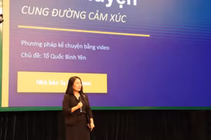 Nhà báo Tạ Bích Loan hướng dẫn, chia sẻ nghệ thuật kể chuyện bằng video.