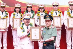 Đại tướng Lương Tam Quang khen thưởng các tập thể, cá nhân điển hình tiên tiến lực lượng Tham mưu Công an nhân dân.