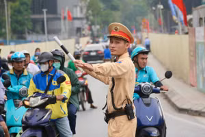 Cảnh sát giao thông làm nhiệm vụ trong giờ cao điểm tại khu vực Dự án đường Vành đai 1, sáng 15/4.