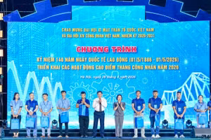 Tặng quà công nhân, lao động Thủ đô nhân Tháng Công nhân.