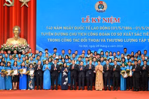 Lãnh đạo Đảng, Nhà nước chúc mừng các Chủ tịch Công đoàn cơ sở tiêu biểu, xuất sắc. (Ảnh: THỦY NGUYÊN)