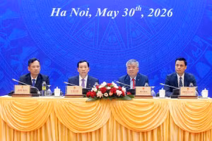 Các đồng chí chủ trì họp báo.
