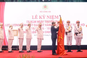 Thủ tướng Lê Minh Hưng gắn Huân chương Hồ Chí Minh lên Cờ truyền thống của lực lượng cảnh sát quản lý hành chính về trật tự xã hội.