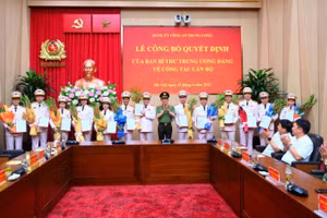 Đại tướng Lương Tam Quang, Bí thư Đảng ủy Công an Trung ương trao Quyết định của Ban Bí thư Trung ương Đảng chuẩn y Chủ nhiệm, Phó Chủ nhiệm, Ủy viên Ủy ban Kiểm tra Đảng ủy Công an Trung ương.