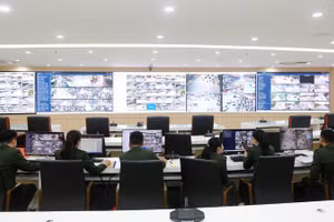 Hàng trăm màn hình lớn nhỏ tại Trung tâm Thông tin chỉ huy Công an Thành phố Hà Nội hiển thị hình ảnh thời gian thực từ hệ thống camera.